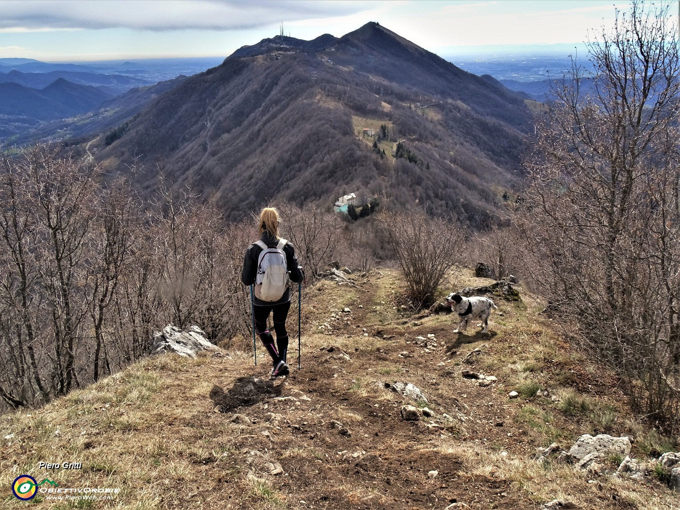 53 Scendiamo dal Monte Ocone con vista sul dirimpettaio Monte Tesoro che andiamo a salire.JPG -                                